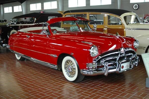 36 hektarů, 7 stodol a skoro 200 opravdových unikátů! Jedna z největších automobilových sbírek leží v Michiganu, kam vede opravdu dlouhá cesta