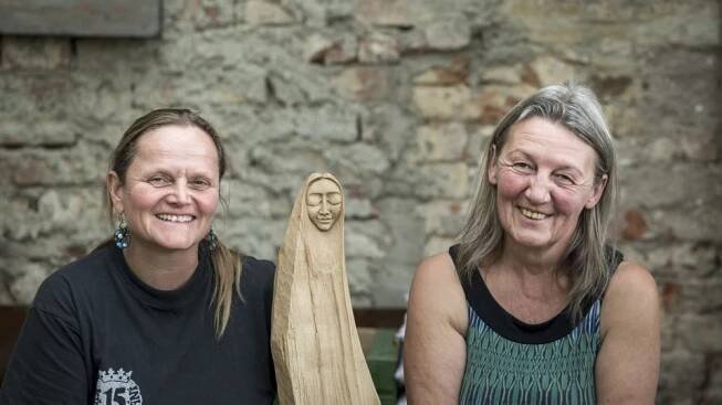 Řezbářky Romana Krestýnová a Dáša Dvořáková | foto: Jiřina Šmídová,  Český rozhlas