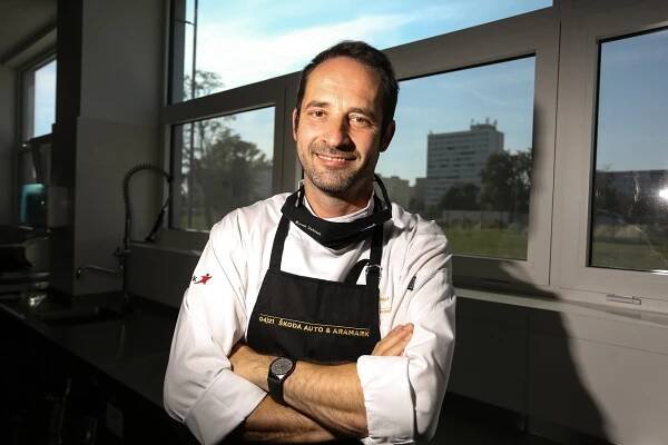 OBRAZEM: Porotce MasterChef Punčochář vařil Škodovákům v závodce koprovku