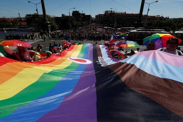 200 akcí, desetitisíce lidí i posílená bezpečnostní opatření: Začíná duhový festival Prague Pride