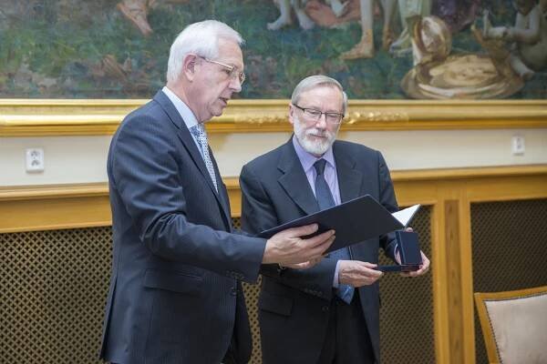 Medaile Akademie věd pro profesora Petra Heinzela