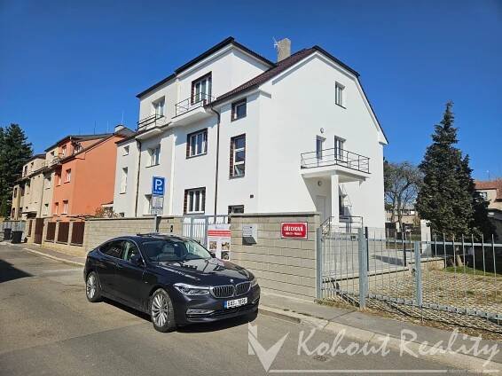 Prodej cihlového zrekonstruovaného mezonetového bytu OV 3+1/B, 83m2+podkroví 20m2+garáž 24m2, Praha 8- Kobylisy
