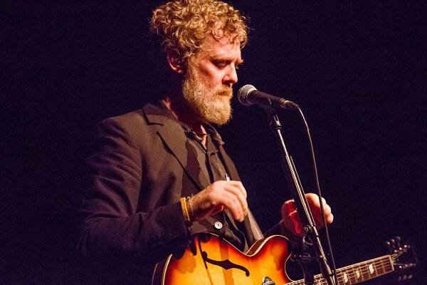 Glen Hansard jako pohanský bůh si v Divadle Archa  připíjel pivem