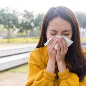 Rhinallergy: Účinný bojovník proti alergiám. Dajte sennej nádche do nosa!