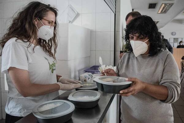 Konec vyhazování nevydaných obědů! Nakrmí bezdomovce nebo ukrajinské uprchlíky