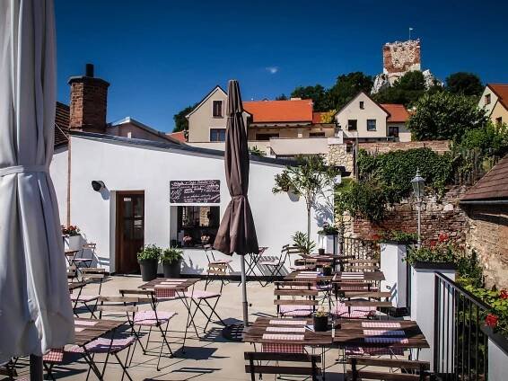 Penzion, vinný sklep a café Bárta v Mikulově | Ubytování, posezení ve sklepě a kavárna v centru Mikulova