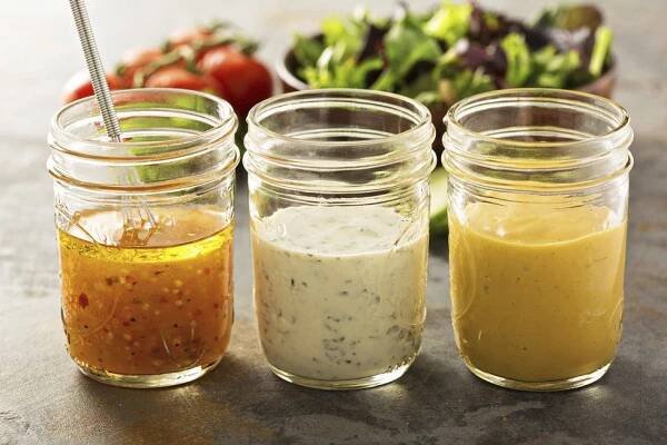 Domácí dresinky do všech salátů: Italský, francouzský i česnekové aioli