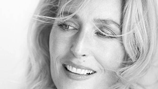 O sexu bez autocenzury. Gillian Andersonová chystá pokračování bestselleru, zapojit se mohou i Češky