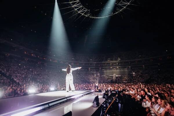 Recenze: Královna českého popu Ewa Farna vyprodala O2 arenu. Přivedla Dyka i manžela