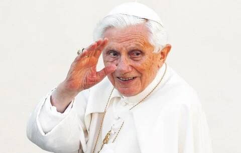 Emeritní papež Benedikt XVI. bojuje s infekcí obličeje. „Růže“ mu znemožňuje i mluvení