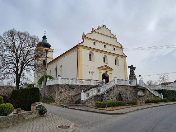 Soubor:Horní Dunajovice - Kostel Nejsvětější Trojice 1.jpg