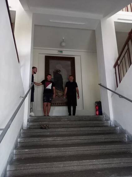 Sláva Bohu! Dobré dílo se podařilo! Prostor kolem schodiště v našem chrámu kompletně vymalován! – PRAVOSLAVNÁ CÍRKEVNÍ OBEC