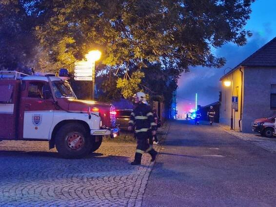 V Berouně hořela pekárna. Požár způsobil škody za sto milionů korun
