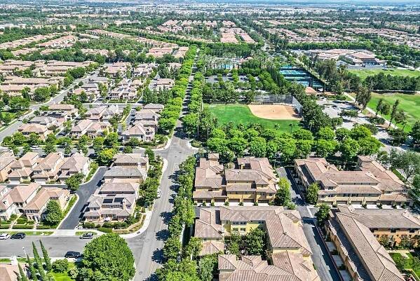 Gorgeous and bright updated 2 bed and 2 bath townhome. Woodbury, Irvine, Ca Located across from park.