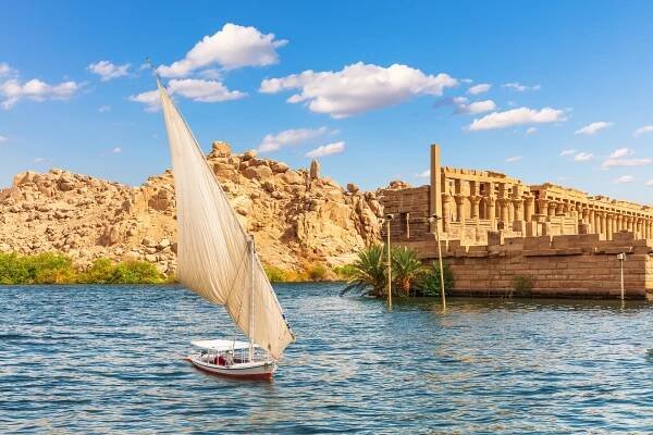 felucca u chrámu philae na ostrově agilikia, nil, asuán, egypt - asuán - stock snímky, obrázky a fotky