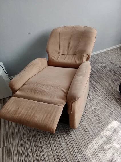 Prodám elektrické relaxační křeslo krémové barvy. Vhodné pro seniory. Původní cena 5.500,- nyní 2.000,- Ke křeslu daruji