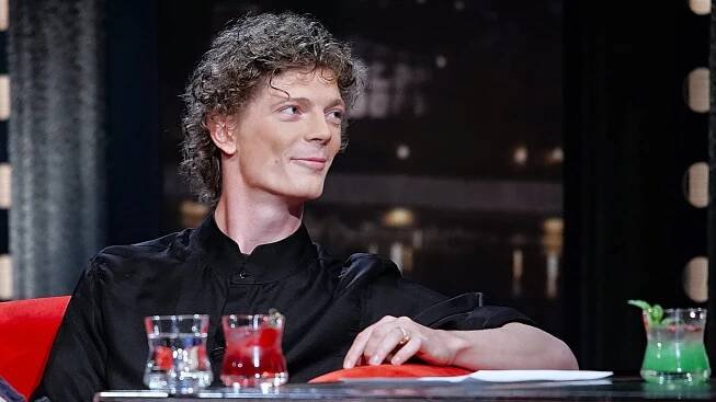 Herec Petr Uhlík utekl z Prahy. Žije ve mlýně a staví křivé zídky pro svou ženu
