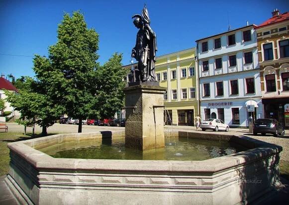Kašna na Zámeckém náměstí ve... - Kašna