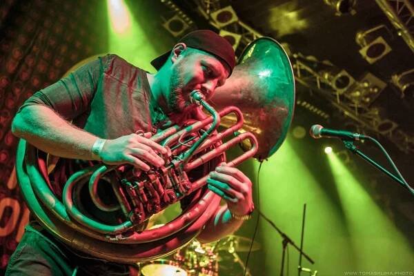 Fast Food Orchestra a Circus Brothers roztančili před Vánoci Lucerna Music Bar