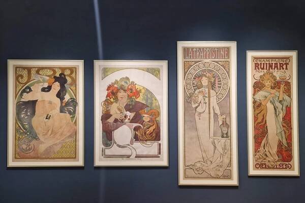 Gočárova galerie vystavuje obrazy Alfonse Muchy v konfrontaci s tvorbou současných umělců