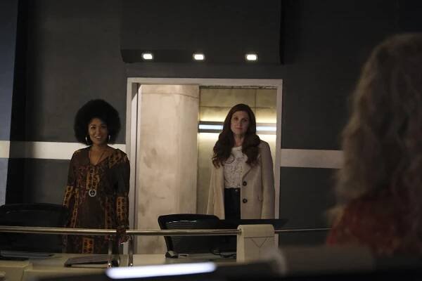 Flash - The One with the Nineties - Z filmu - Candice Patton, Michelle Harrison