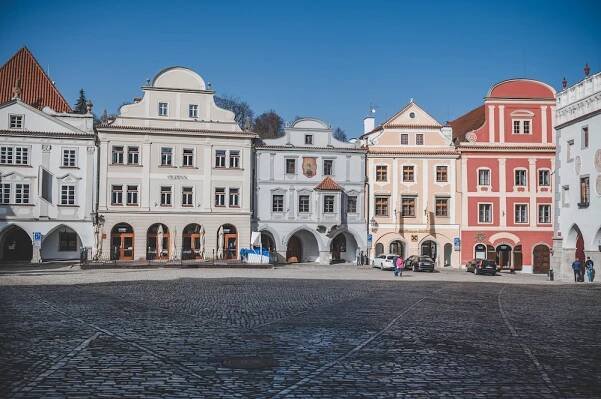 Český Krumlov odpustí kvůli covidu poplatky za předzahrádky