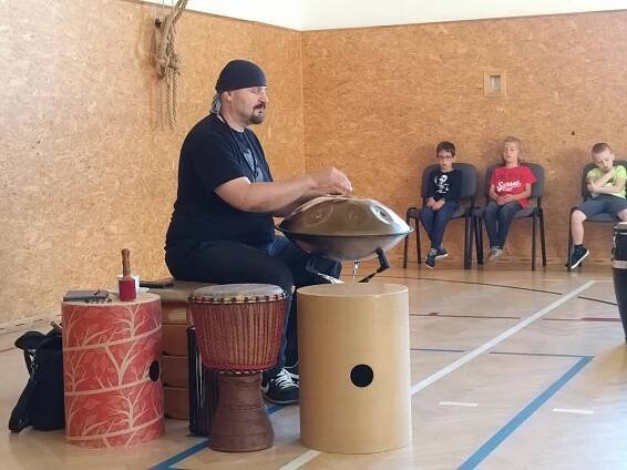 Bubnování s Jumping Drums | Základní škola a Mateřská škola Deblín