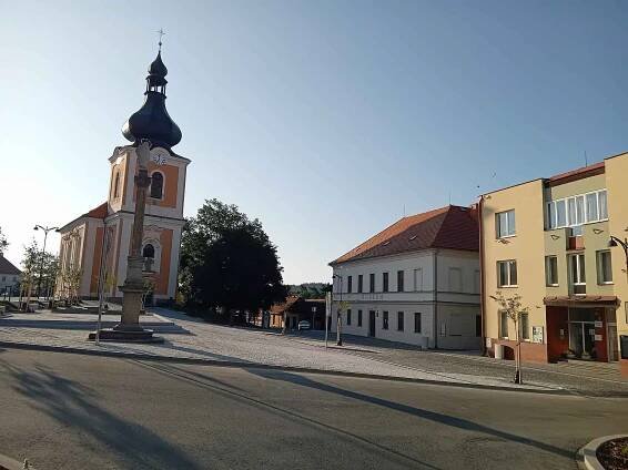 Náměstí Republiky v Kladrubech prošlo rekonstrukcí. Chybí pouze kašna, která bude nainstalována až v srpnu.