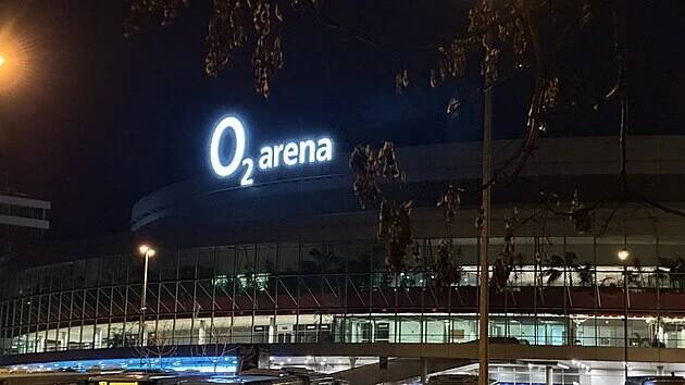 Na hokej do O2 arény poprvé od zavření metra. Fanoušci se mačkali v tramvajích