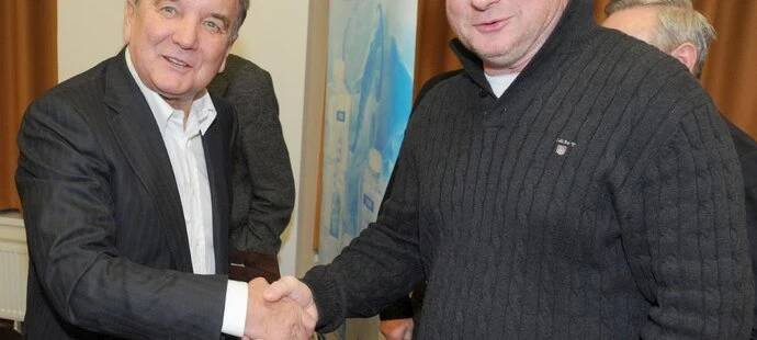 Fotbalový trenér Dušan Uhrin starší se zdraví s nynějším koučem Plzně Pavlem Vrbou