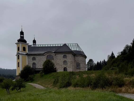 Barokní perla Orlických hor. Neratovský kostel přežil hrozící demolici i požár