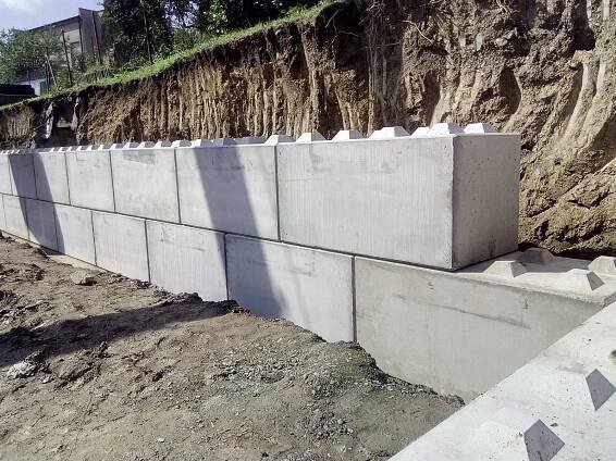 Opěrná stěna u RD - MegaBeton - betonový blok