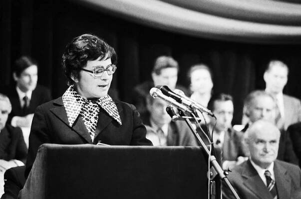 Hereckou kariéru Jiřiny Švorcové zásadním způsobem ovlivnila politická angažovanost po roce 1968, kdy se stala jednou z hlavních postav normalizační kultury.