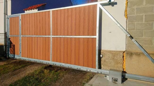 Samonosná brána venkovní instalace pohonu včetně krytu