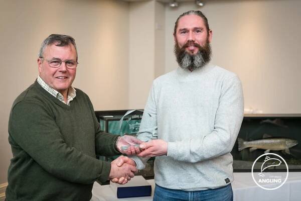 Chairman Joe O'Donnell presents Tommy Keogan with his award for heaviest fish of the year 2017.