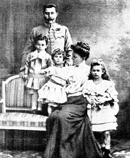 Arcivévoda František Ferdinand, následník rakousko-uherského trůnu, při pořizování fotografie s manželkou a dětmi. Na snímku jsou zachyceni Maxmilián, narozený v roce 1902, Ernest, narozený v roce 1904, a Žofie, narozená v roce 1901