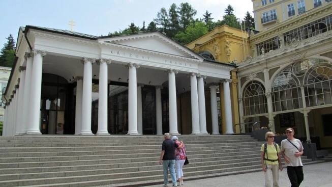Mariánské Lázně - před Pavilonem Křížového pramene | foto: Soňa Vaicenbacherová