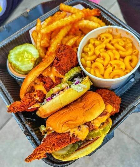 Menu Dave’s Hot Chicken je zaměřené převážně na smažené kuře s jednoduchými přílohami