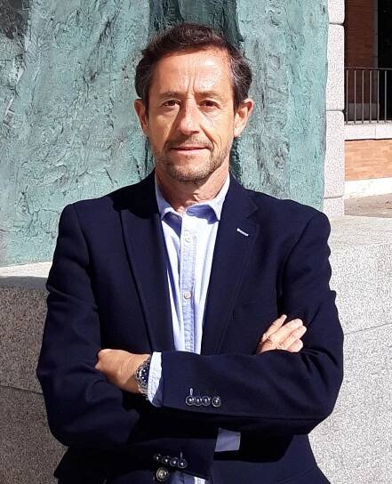 ROBERTO LLAMAS_ESTATUA