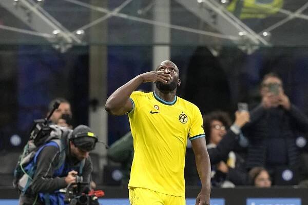 AC Milán po prohře s outsiderem utíká Liga mistrů, Inter rivalovi odskočil