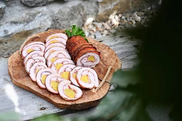 Krůtí roláda plněná (pomeranč, anglická slanina)