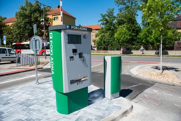 Na parkovišti u nádraží řidiči narazí na novou závoru a platební terminál
