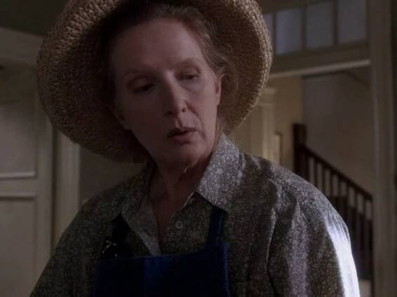 Frances Conroy in Odpočívej v pokoji (2001)