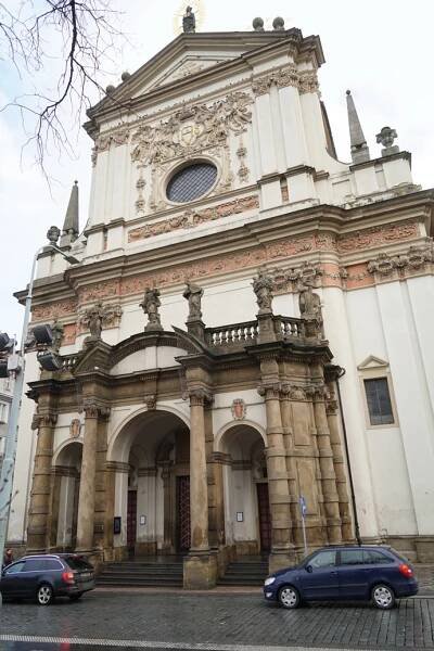 FOTO: Poslední rozloučení s hercem Ladislavem Trojanem, proběhlo formou zádušní mše v kostele sv. Ignáce na Karlově náměstí v Praze. – stránka 7
