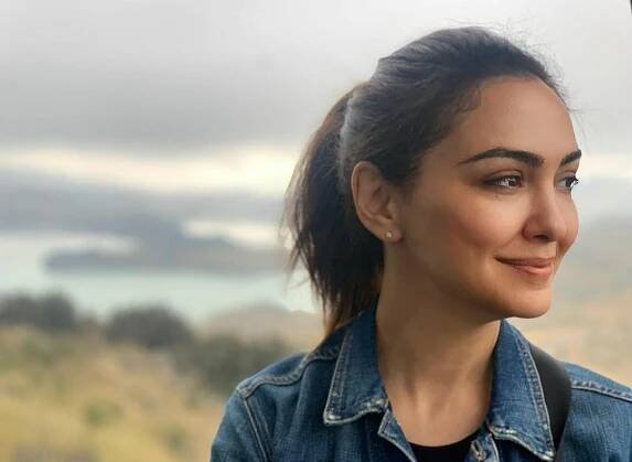Nazanin Boniadi – Head, Lip, Smile, Sky, Flash photograph…
