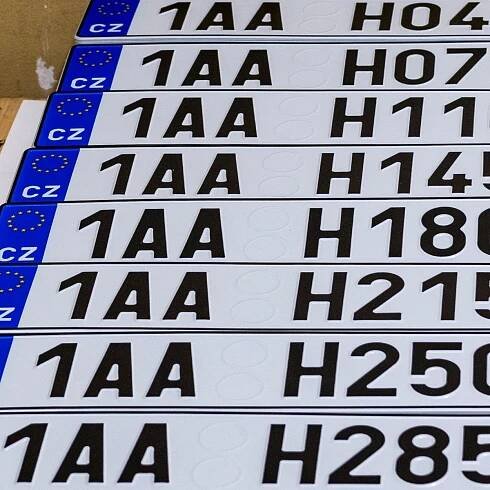 V Praze po 21 letech došly kombinace pro registrační značky. Takto vypadá nový formát