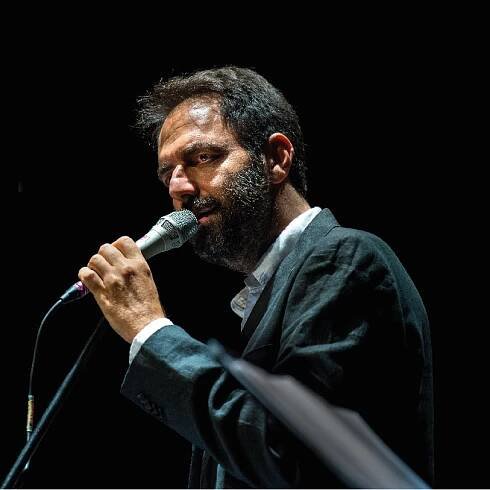 Neri Marcorè sings Fabrizio de Andrè