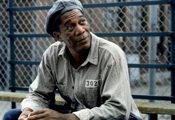 Morgan Freeman jako Ellise "Red" Redding ve filmu Vykoupení z věznice Shawshank (1994).