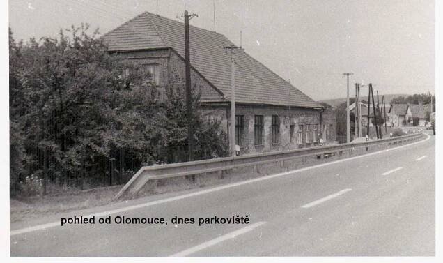 Hostinec v Dolanech v roce 1990.