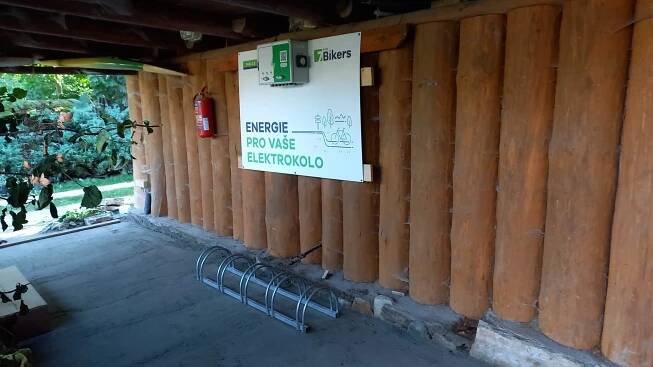Nabíjecí stanice Restaurace U Srubu (Dobíjecí stanice pro elektrokola) • Mapy.com